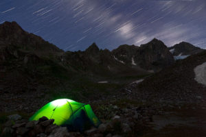 sendero lluvia de estrellas con tienda de campaña